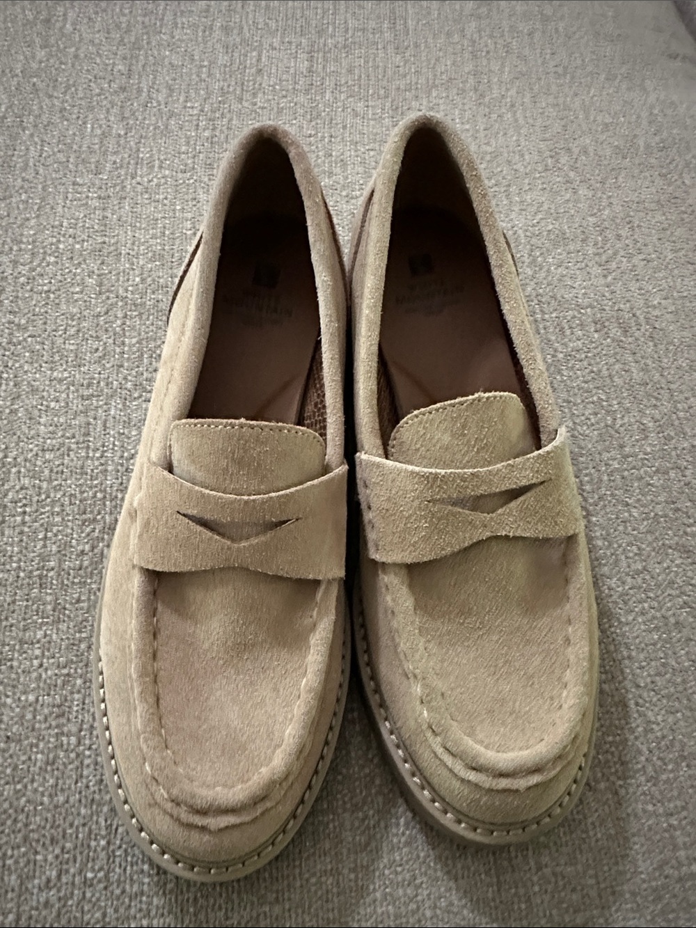 NWOT White Mountain Women’s Penny Loafers in Beige Size 8